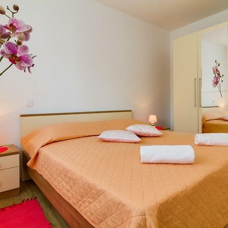 Apartments Tonka Near Beach And Sea Pula Bagian luar foto