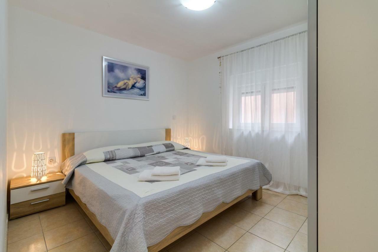 Apartments Tonka Near Beach And Sea Pula Bagian luar foto