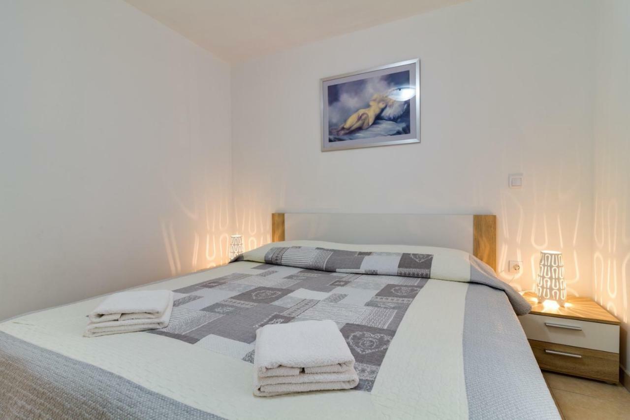 Apartments Tonka Near Beach And Sea Pula Bagian luar foto